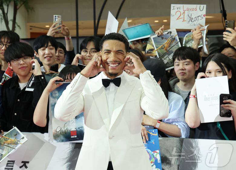 할리우드 배우 그렉 타잔 데이비스가 8일 오후 서울 송파구 롯데월드 아이스링크에서 열린 영화 '미션 임파서블: 파이널 ‘레코딩 레드카펫 행사에서 팬들과 함께 포즈를 취하고 있다. 2025.5.8/뉴스1 ⓒ News1 김진환 기자