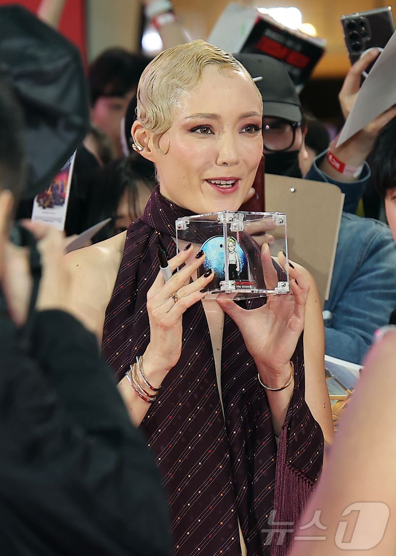 할리우드 배우 폼 크레멘티에프가 8일 오후 서울 송파구 롯데월드 아이스링크에서 열린 영화 '미션 임파서블: 파이널 ‘레코딩 레드카펫 행사에서 팬이 준 선물에 감동하고 있다. 2025.5.8/뉴스1 ⓒ News1 김진환 기자