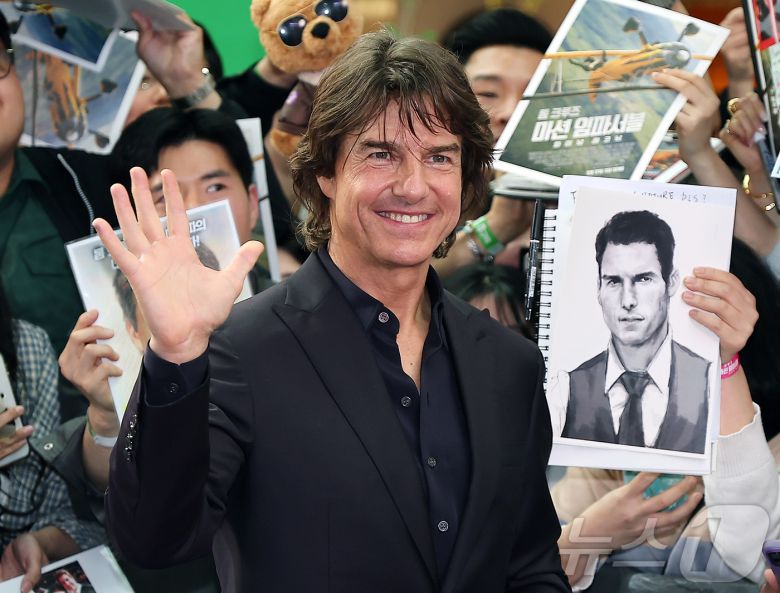 할리우드 배우 톰 크루즈가 8일 오후 서울 송파구 롯데월드 아이스링크에서 열린 영화 '미션 임파서블: 파이널 ‘레코딩 레드카펫 행사에서 포즈를 취하고 있다. 2025.5.8/뉴스1 ⓒ News1 김진환 기자