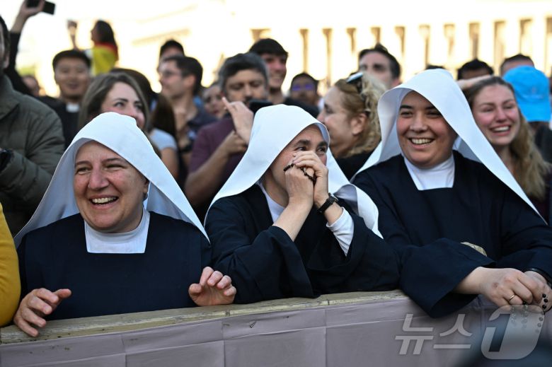 8일(현지시간) 바티칸 시스티나 성당 굴뚝에서 흰 연기가 피어올라 새 교황이 선출됐음을 알리자 수녀들이 기뻐하고 있다. ⓒ 로이터=뉴스1