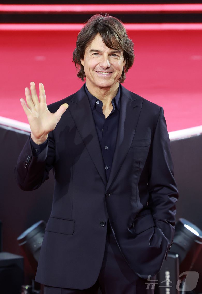 할리우드 배우 폼 톰 크루즈가 8일 오후 서울 송파구 롯데월드 아이스링크에서 열린 영화 '미션 임파서블: 파이널 레코딩' 레드카펫 행사에서 팬들에게 인사하고 있다. 2025.5.8/뉴스1 ⓒ News1 김진환 기자