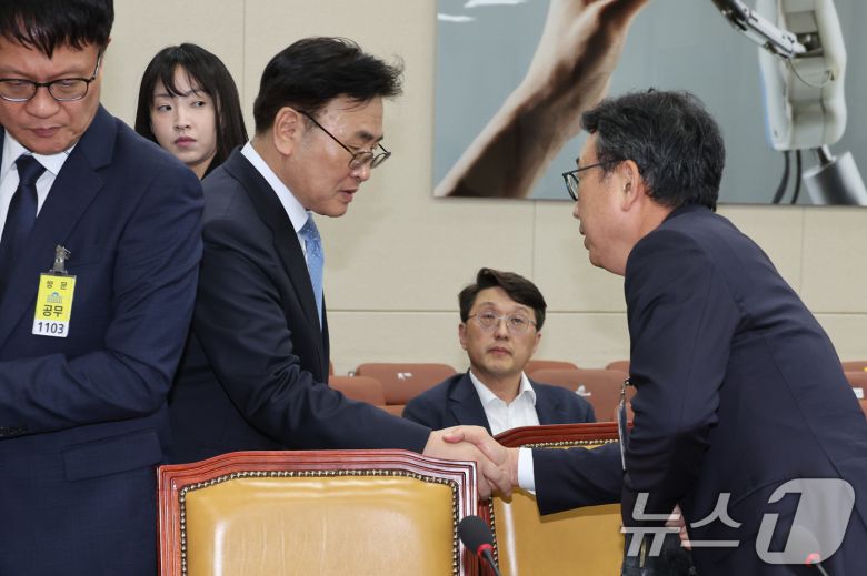 유상임 과학기술정보통신부 장관(왼쪽)과 유영상 SK텔레콤 대표이사가 8일 오후 서울 여의도 국회 과학기술정보방송통신위원회에서 열린 SK텔레콤 해킹 관련 청문회에 출석해 인사하고 있다. 2025.5.8/뉴스1 ⓒ News1 안은나 기자