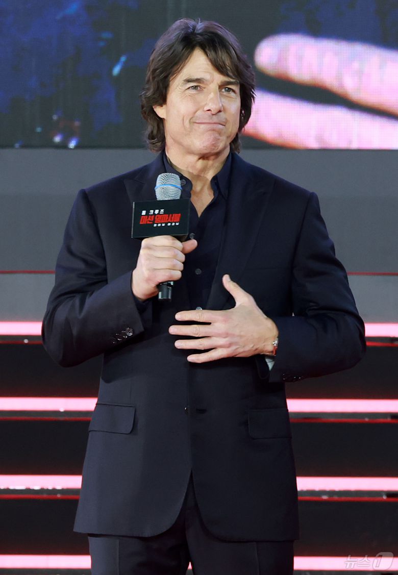 할리우드 배우 폼 톰 크루즈가 8일 오후 서울 송파구 롯데월드 아이스링크에서 열린 영화 '미션 임파서블: 파이널 레코딩' 레드카펫 행사에서 팬들에게 인사말을 하고 있다. 2025.5.8/뉴스1 ⓒ News1 김진환 기자