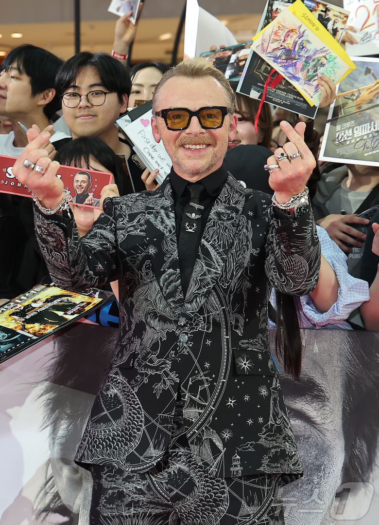 할리우드 배우 사이먼 페그가 8일 오후 서울 송파구 롯데월드 아이스링크에서 열린 영화 '미션 임파서블: 파이널 ‘레코딩 레드카펫 행사에서 팬들과 함께 포즈를 취하고 있다. 2025.5.8/뉴스1 ⓒ News1 김진환 기자