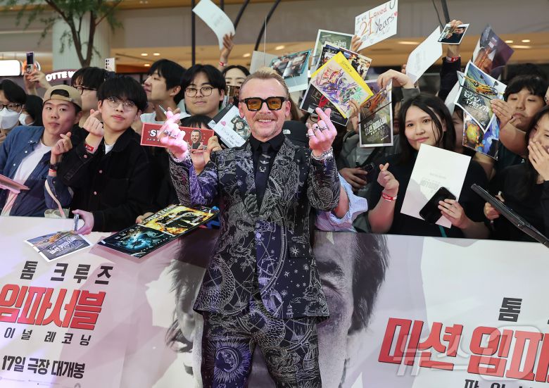 할리우드 배우 사이먼 페그가 8일 오후 서울 송파구 롯데월드 아이스링크에서 열린 영화 '미션 임파서블: 파이널 ‘레코딩 레드카펫 행사에서 팬들과 함께 포즈를 취하고 있다. 2025.5.8/뉴스1 ⓒ News1 김진환 기자