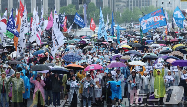 10일 서울 종로구 동십자각 인근에서 열린 '사회대개혁비상행동, 내란청산 사회대개혁 시민행진'에서 참가자들이 구호를 외치고 있다. 2025.5.10/뉴스1 ⓒ News1 김명섭 기자
