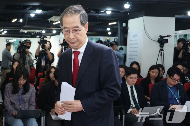 국민의힘에 입당한 한덕수 대선 예비후보가 10일 서울 여의도 중앙당사에서 현안 관련 긴급 기자회견을 마친 뒤 이석하고 있다. 2025.5.10/뉴스1 ⓒ News1 안은나 기자