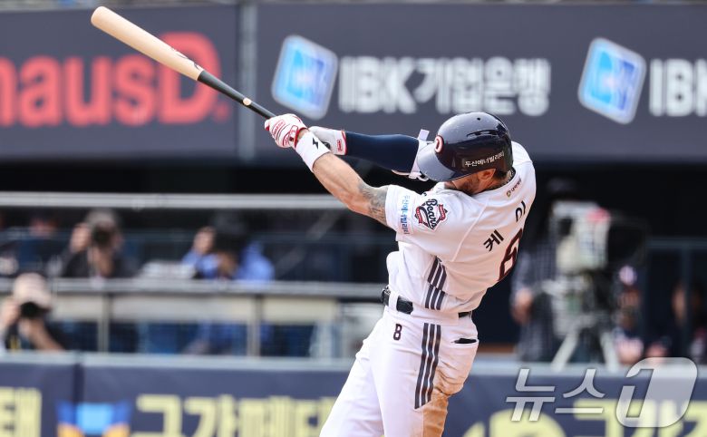 27일 서울 송파구 잠실야구장에서 열린 프로야구 '2025 신한 SOL 뱅크 KBO리그' 롯데 자이언츠와 두산 베어스의 경기, 4회말 무사 1루 상황에서 두산 케이브가 안타를 치고 있다. 2025.4.27/뉴스1 ⓒ News1 김도우 기자