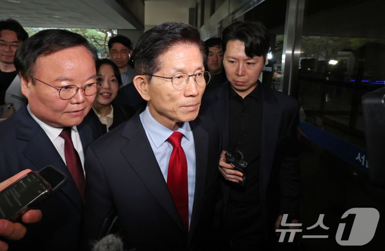 국민의힘으로부터 대통령선거 후보 자격이 취소된 김문수 후보가 10일 오후 서울 양천구 남부지방법원에서 열린 후보 선출취소 효력정지 가처분 심문기일에 출석하고 있다. 2025.5.10/뉴스1 ⓒ News1 장수영 기자