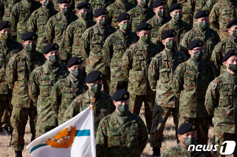 일본 후나바시 나라시노 훈련장에서 군사 훈련에 참여중인 일본 지상 자위대 제1공수여단 대원들의 모습 ⓒ 로이터=뉴스1 ⓒ News1 권진영 기자