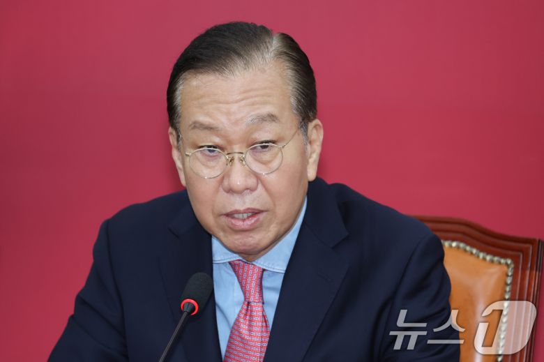 권영세 국민의힘 비상대책위원장이 10일 서울 여의도 국회에서 김문수 대통령 후보 자격 취소·한덕수 전 총리 입당 및 대선후보 등록 과정에 대해 기자회견을 하고 있다. 2025.5.10/뉴스1 ⓒ News1 안은나 기자