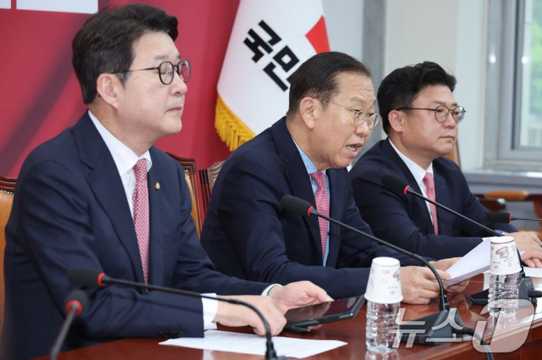 권영세 국민의힘 비상대책위원장이 10일 서울 여의도 국회에서 김문수 대통령 후보 자격 취소·한덕수 예비후보 입당 및 대선후보 등록 과정에 대해 기자회견을 하고 있다. 2025.5.10/뉴스1 ⓒ News1 안은나 기자