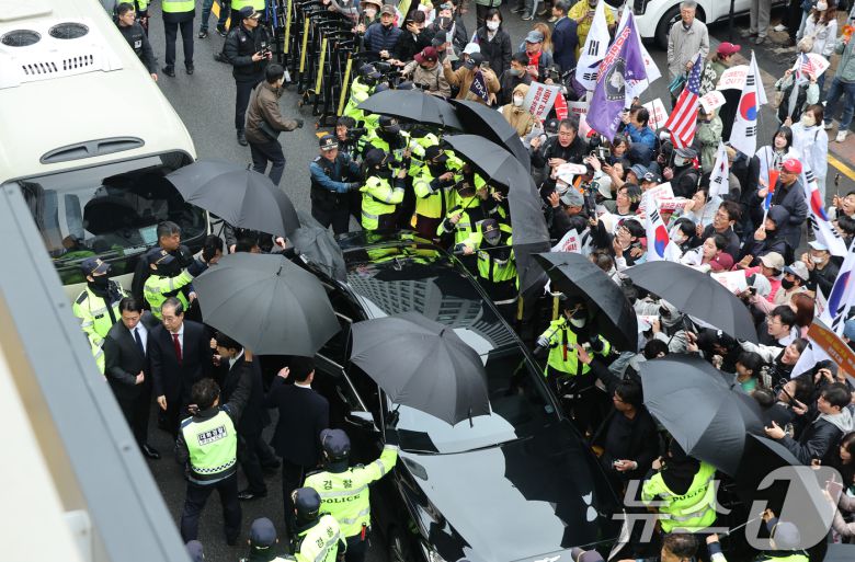 국민의힘에 입당한 한덕수 대선 예비후보가 10일 서울 여의도 중앙당사에서 긴급 기자회견을 하기 위해 당사로 들어서고 있다. 오른쪽은 김문수 후보 지지자들. 2025.5.10/뉴스1 ⓒ News1 안은나 기자