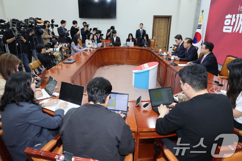 권영세 국민의힘 비상대책위원장이 10일 서울 여의도 국회에서 김문수 대통령 후보 자격 취소·한덕수 예비후보 입당 및 대선후보 등록 과정에 대해 기자회견을 하고 있다. 2025.5.10/뉴스1 ⓒ News1 안은나 기자