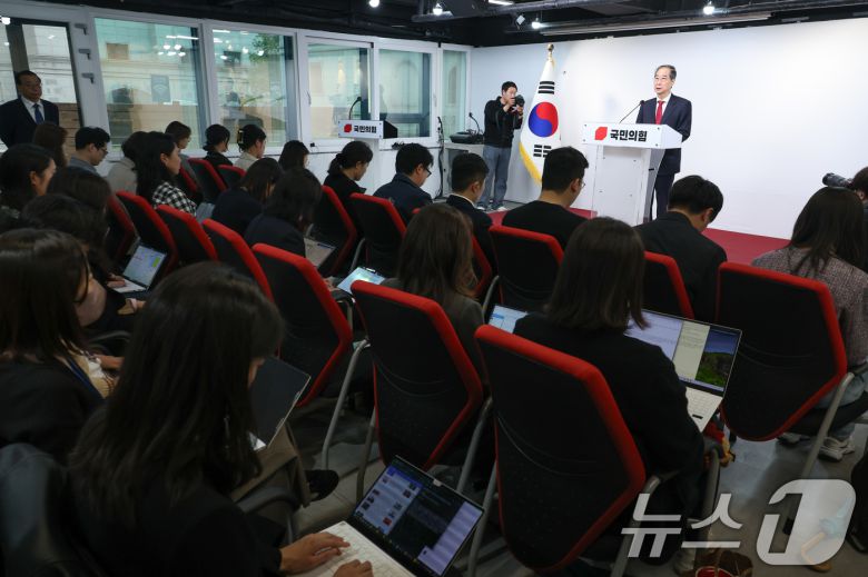 국민의힘에 입당한 한덕수 대선 예비후보가 10일 서울 여의도 중앙당사에서 현안 관련 긴급 기자회견을 하고 있다. 2025.5.10/뉴스1 ⓒ News1 안은나 기자