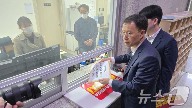 10일 서울 양천구 남부지방법원에서 김문수 캠프 관계자들이 국민의힘 21대 대통령 후보자 선출취소 효력정지 가처분 신청서를 제출하고 있다. (김문수 캠프 제공, 재판매 및 DB 금지) 2025.5.10/뉴스1