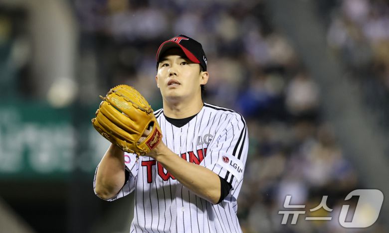 16일 서울 송파구 잠실야구장에서 열린 프로야구 '2025 신한 SOL 뱅크 KBO리그' 삼성 라이온즈와 LG 트윈스의 경기, 4회초 삼성 공격을 막아낸 LG 선발투수 임찬규가 더그아웃으로 향하고 있다. 2025.4.16/뉴스1 ⓒ News1 이승배 기자