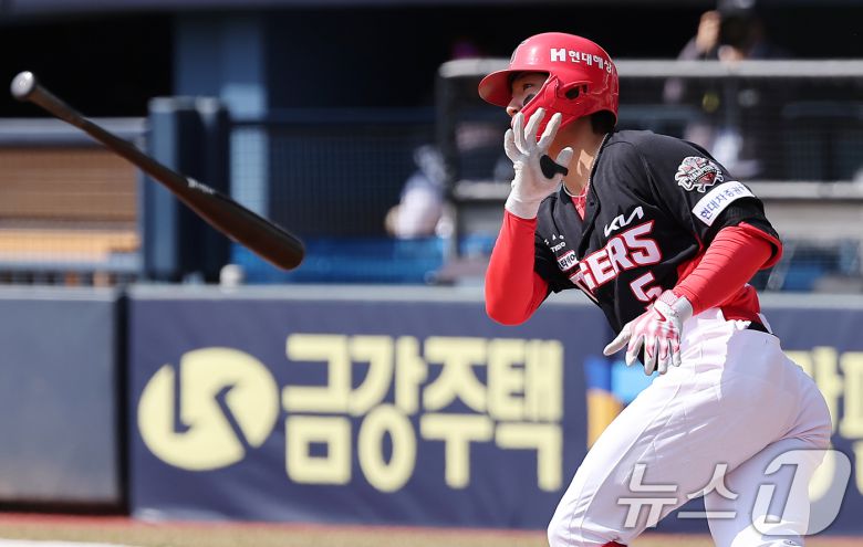 14일 서울 송파구 잠실야구장에서 열린 2025 프로야구 KBO리그 KIA 타이거즈와 두산 베어스의 시범경기, KIA 김도영이 1회초 무사 2루에서 적시 2루타를 치고 있다. 2025.3.14/뉴스1 ⓒ News1 김진환 기자