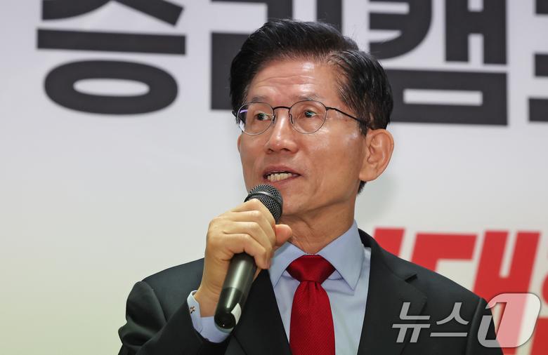 국민의힘으로부터 대통령선거 후보 자격이 취소된 김문수 후보가 10일 오전 서울 여의도에 마련된 대선 캠프 사무실에서 긴급기자회견을 하고 있다. 2025.5.10/뉴스1 ⓒ News1 장수영 기자