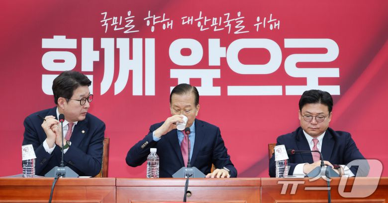 권영세 국민의힘 비상대책위원장이 10일 서울 여의도 국회에서 김문수 대통령 후보 자격 취소·한덕수 예비후보 입당 및 대선후보 등록 과정에 대해 기자회견을 하던 중 물을 마시고 있다. 2025.5.10/뉴스1 ⓒ News1 안은나 기자