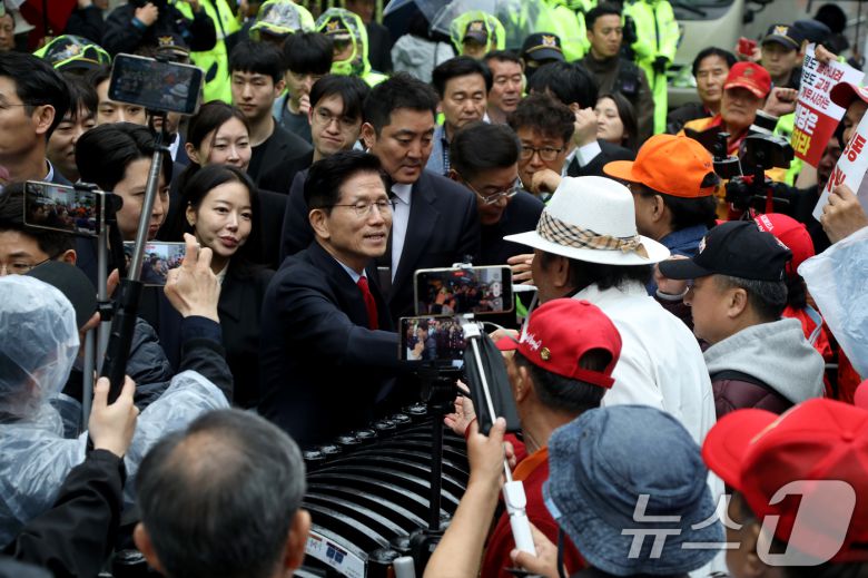 국민의힘이 대통령 후보 교체 절차를 밟은 10일 서울 여의도 당사 앞에서 김문수 후보가 지지자들과 인사를 나누고 있다. (김문수 캠프 제공, 재판매 및 DB 금지) 2025.5.10/뉴스1