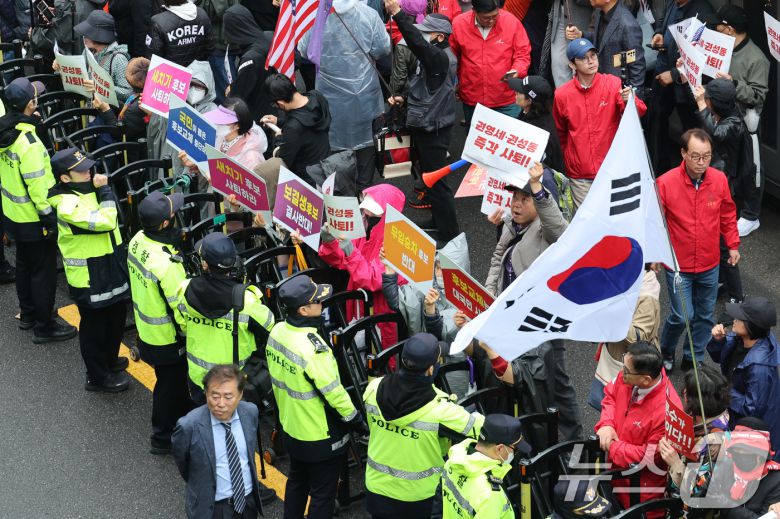 국민의힘이 대통령 후보 교체 절차를 밟은 10일 김문수 후보 지지자들이 서울 여의도 당사 앞에서 권영세 비상대책위원장과 권성동 원내대표 사퇴를 촉구하고 있다. 2025.5.10/뉴스1 ⓒ News1 안은나 기자