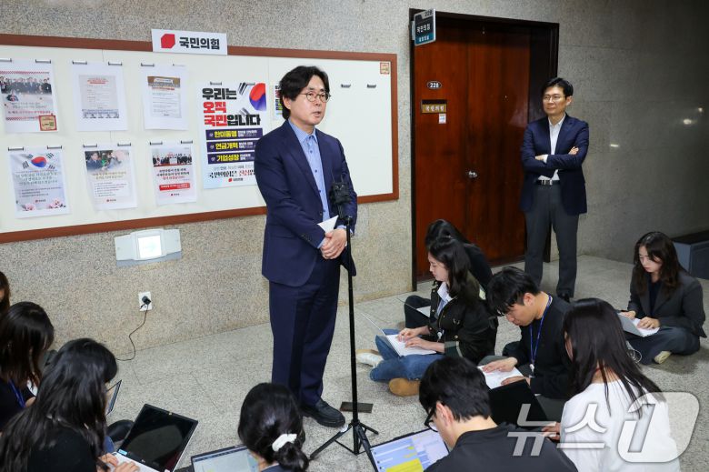 한덕수 국민의힘 대선 예비후보 대리인인 윤기찬 정책 대변인이 10일 서울 여의도 국회에서 김문수 후보 측과 단일화 협상 관련 회동을 마친 뒤 브리핑을 하고 있다. 오른쪽은 조정훈 당 전략기획부총장. 2025.5.10/뉴스1 ⓒ News1 안은나 기자