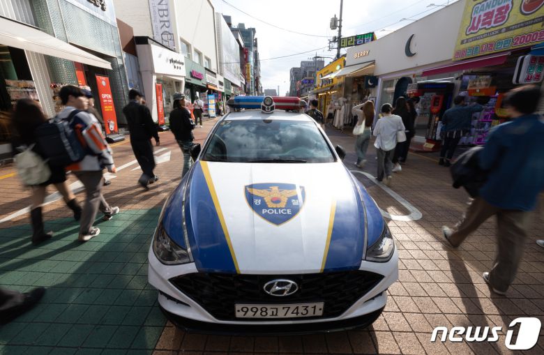 핼러윈 데이를 앞둔 27일 오후 서울 마포구 홍대거리에서 경찰관들이 근무를 하고 있다. 2023.10.27./뉴스1 ⓒ News1 이재명 기자