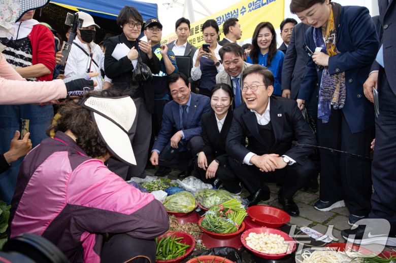 경청투어에 나선 이재명 더불어민주당 대통령 후보가 10일 오전 경남 함양군 가야읍 가야시장에서 상인과 대화하며 미소를 짓고 있다. 2025.5.10/뉴스1 ⓒ News1 이재명 기자