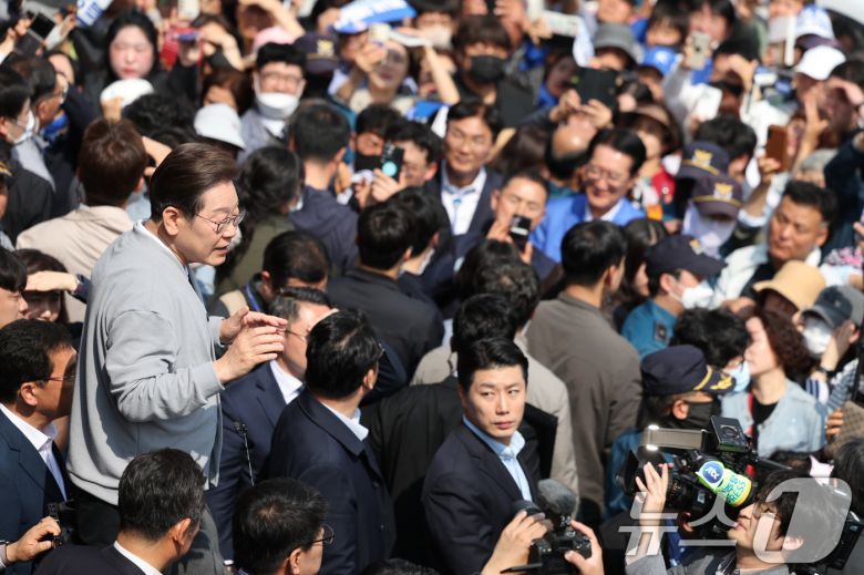 경청투어에 나선 이재명 더불어민주당 대통령 후보가 11일 오후 전남 영암군에 도착해 시민들을 향해 인사하고 있다. 2025.5.11/뉴스1 ⓒ News1 이재명 기자