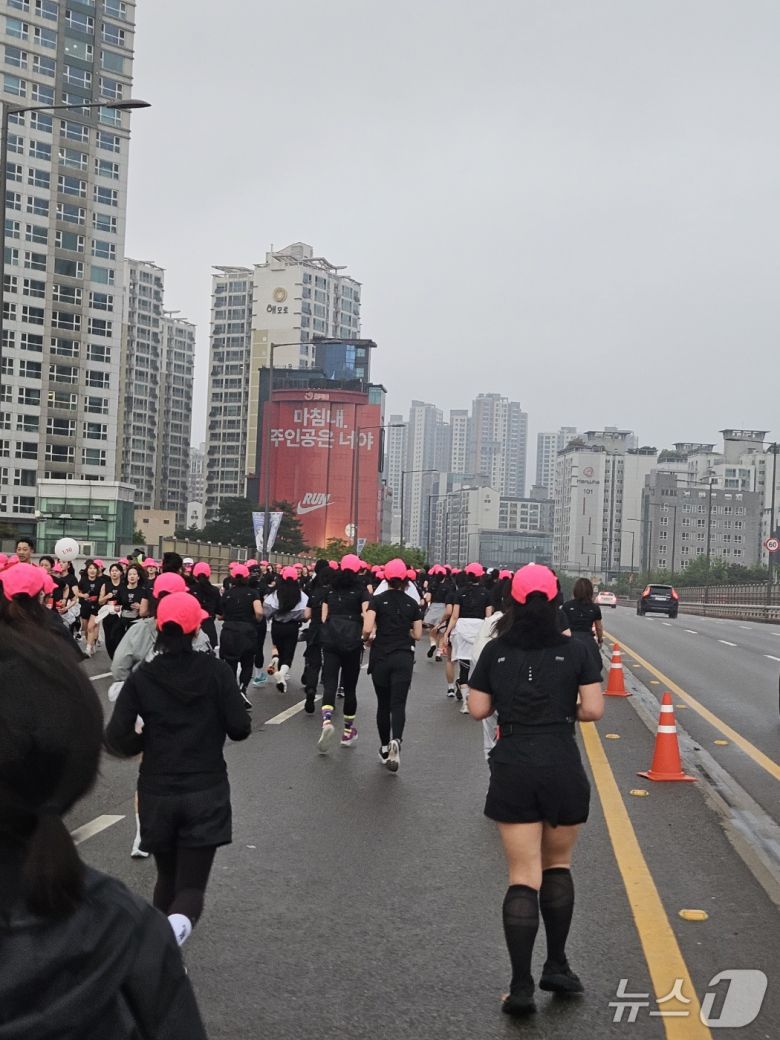 10일 서울 여의도 일대에서 나이키 '애프터 다크 투어 서울 10K' 행사가 열렸다.ⓒ 뉴스1/김진희 기자.