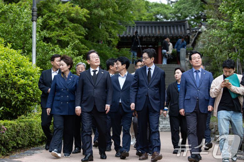 경청투어에 나선 이재명 더불어민주당 대통령 후보가 10일 오후 경남 남해군 충렬사를 찾아 이순신 장군 사당 참배를 마친 후 나오고 있다. 2025.5.10/뉴스1 ⓒ News1 이재명 기자