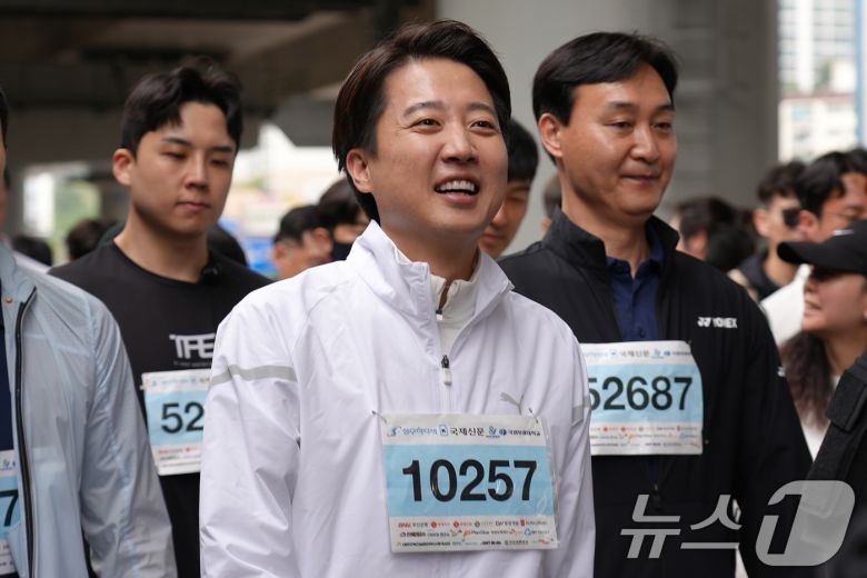 이준석 개혁신당 대통령 후보가 11일 오전 부산 해운대구 벡스코광장에서 열린 2025 다이아몬드브리지 국제걷기축제에 참석하고 있다. (이준석 캠프 제공, 재판매 및 DB 금지) 2025.5.11/뉴스1