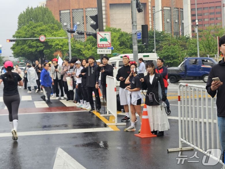 10일 서울 여의도 일대에서 나이키 '애프터 다크 투어 서울 10K' 행사가 열렸다.ⓒ 뉴스1/김진희 기자.