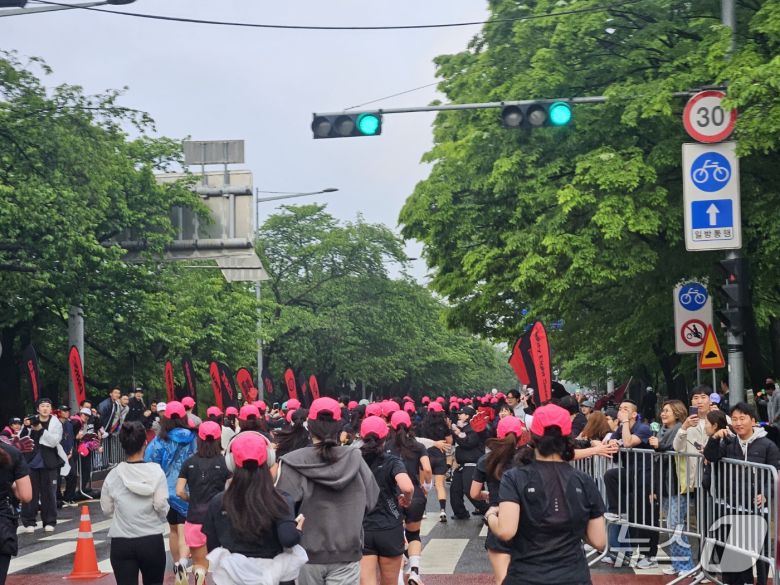 10일 서울 여의도 일대에서 나이키 '애프터 다크 투어 서울 10K' 행사가 열렸다.ⓒ 뉴스1/김진희 기자.