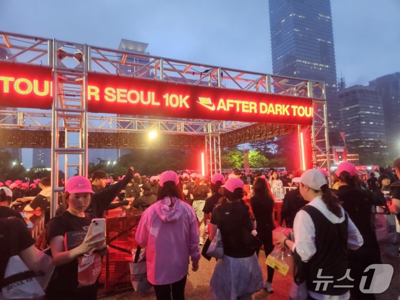 10일 서울 여의도 일대에서 나이키 '애프터 다크 투어 서울 10K' 행사가 열렸다.ⓒ 뉴스1/김진희 기자.