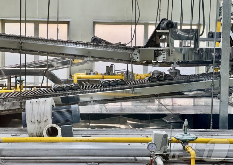 경기도 안성의 푸드코아 공장 내부 모습 . 신제품 먹산 생크림빵이 레일을 타고 이동하고 있다. ⓒ News1 이민주 기자