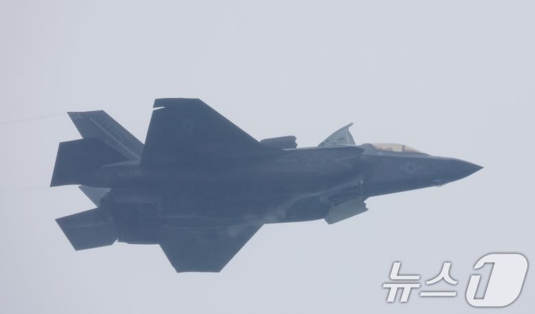 경기 평택시 주한미군 오산공군기지에서 열린 '오산 에어파워데이 2025 미디어데이'에서 미 해병대 F-35B가 시범 비행을 하고 있다./뉴스1 ⓒ News1 김영운 기자