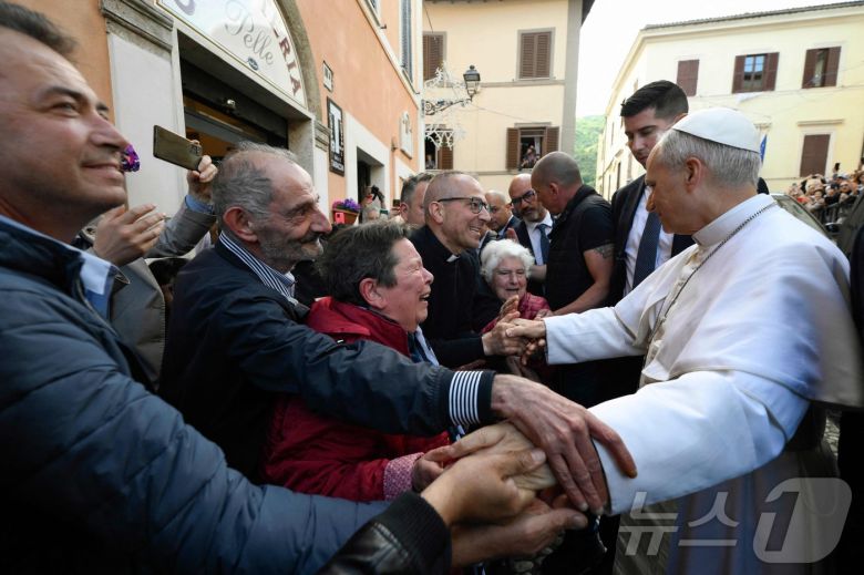 레오 14세 교황이 10일(현지시간) 로마 외곽의 제나차노에 있는 '착한 의견의 어머니' 성소를 찾아 환영하는 신자들과 만나 인사를 나누고 있다.(바티칸 미디어 제공) ⓒ AFP=뉴스1