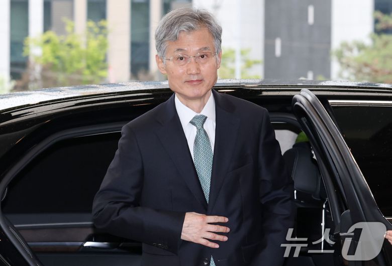 조희대 대법원장이 9일 오전 서울 서초구 대법원으로 출근을 하고 있다. 법원은 전국 법관대표회의 개최 여부를 두고 내부의견을 수렴중이다. 2025.5.9/뉴스1 ⓒ News1 박세연 기자