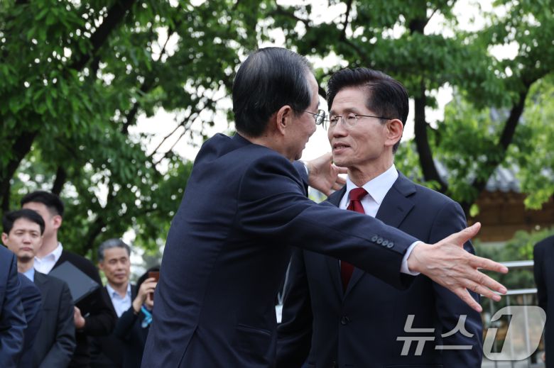 김문수 국민의힘 대통령 후보와 한덕수 무소속 대선 예비후보가 8일 오후 서울 여의도 국회 강변서재에서 '후보 단일화' 회동을 마친 뒤 포옹하고 있다. 2025.5.8/뉴스1 ⓒ News1 안은나 기자