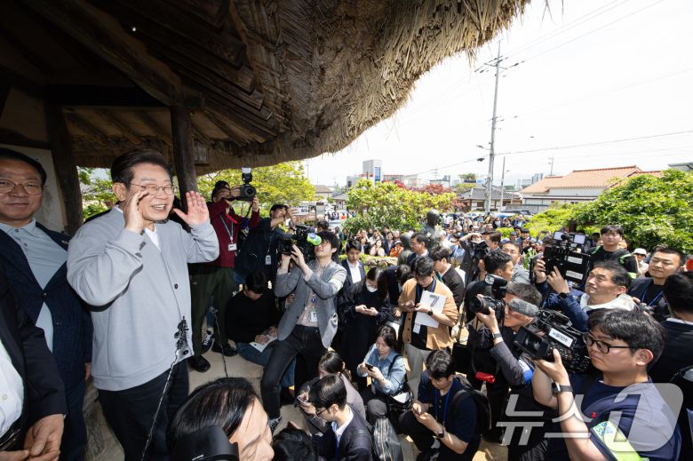 경청투어에 나선 이재명 더불어민주당 대통령 후보가 11일 오후 전남 강진군 강진읍 사의재를 찾아 시민들에게 인사말을 하고 있다. 2025.5.11/뉴스1 ⓒ News1 이재명 기자