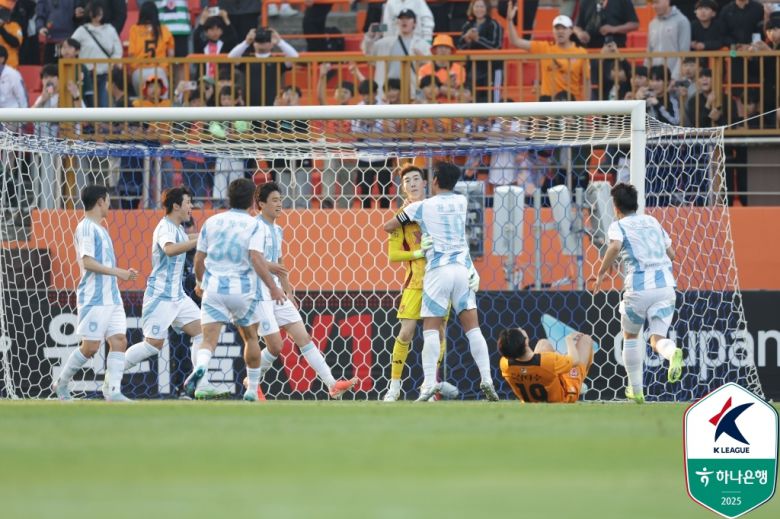 울산 현대는 11일 열린 K리그1 13라운드 제주 유나이티드전에서 조현우 골키퍼의 페널티킥 선방에 힘입어 2-1로 승리했다. (한국프로축구연맹 제공)