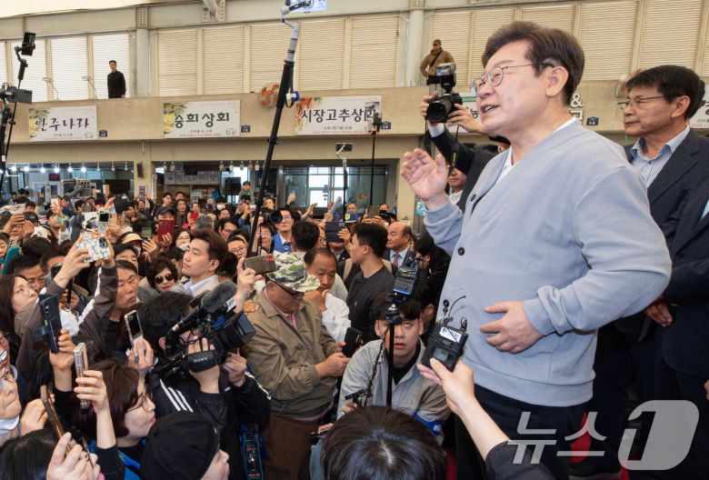 경청투어에 나선 이재명 더불어민주당 대통령 후보가 11일 오전 전남 강진군 강진시장에서 연설을 하고 있다. 2025.5.11/뉴스1 ⓒ News1 이재명 기자