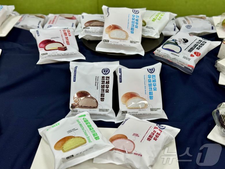 경기도 안성의 푸드코아 공장에 연세우유 생크림빵이 진열된 모습.  ⓒ News1 이민주 기자