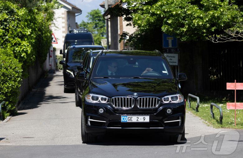 10일(현지시간) 스콧 베선트 미국 재무장관이 탄 차량이 스위스 제네바에서 중국과 미국 대표단 간 무역 협상이 열리는 장소로 떠나고 있다. 2025.05.10 ⓒ 로이터=뉴스1 ⓒ News1 류정민 특파원
