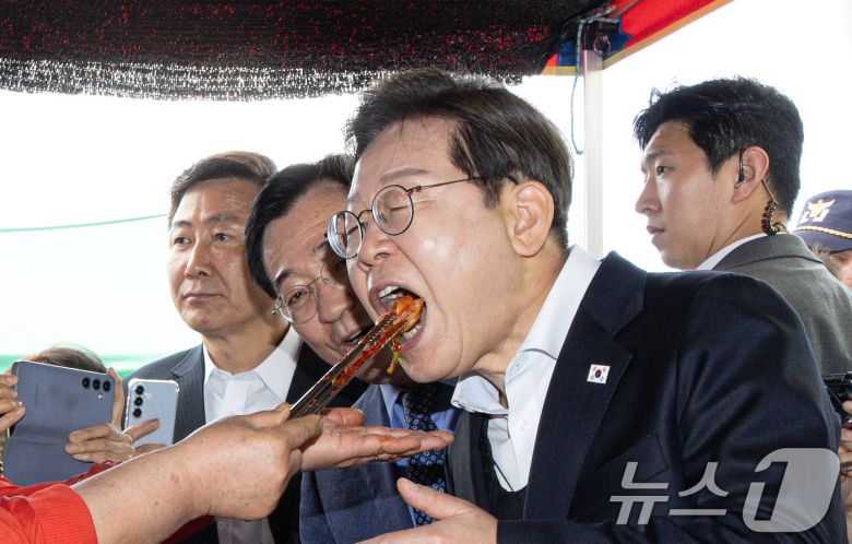 경청투어에 나선 이재명 더불어민주당 대통령 후보가 10일 오전 경남 함양군 가야읍 가야시장에서 김치를 맛보고 있다. 2025.5.10/뉴스1 ⓒ News1 이재명 기자