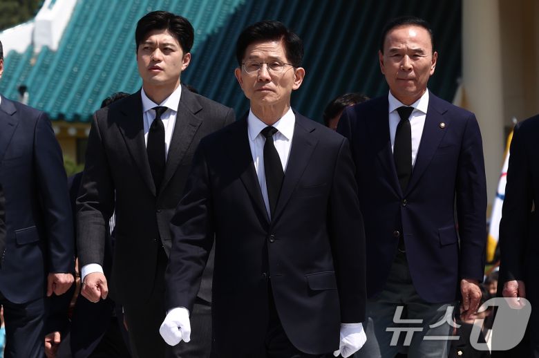 제21대 대통령 선거 첫 공식 선거운동일인 12일 김문수 국민의힘 대통령 후보가 대전 유성구 국립대전현충원을 찾아 현충탑에 참배를 하기 위해 이동하고 있다. 왼쪽은 김용태 비대위원장 내정자. 2025.5.12/뉴스1 ⓒ News1 김민지 기자