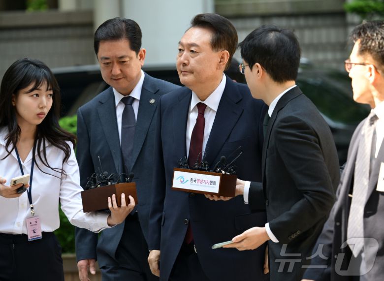 윤석열 전 대통령이 12일 오전 서울 서초구 중앙지방법원에서 열린 내란 우두머리 혐의, 직권남용 권리행사방해 혐의 사건 3차 공판에 출석하고 있다. 2025.5.12/뉴스1 ⓒ News1 사진공동취재단
