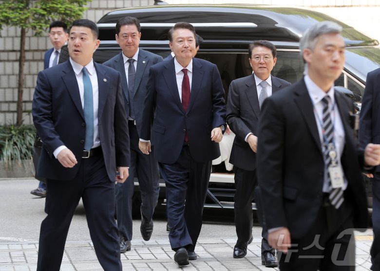 내란 우두머리 혐의로 재판에 넘겨진 윤석열 전 대통령이 12일 오전 서울 서초구 서울중앙지법에서 열린 세 번째 공판에 출석하고 있다. 2025.5.12/뉴스1 ⓒ News1 사진공동취재단